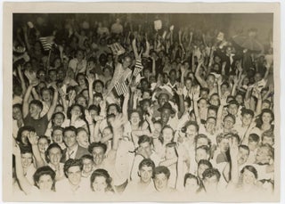 VJ DAY NYC END OF WWII MULTI-RACIAL CROWDS CELEBRATE PHOTO LOT