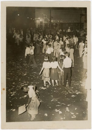 VJ DAY NYC END OF WWII MULTI-RACIAL CROWDS CELEBRATE PHOTO LOT